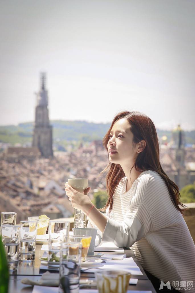 韩国清纯女星韩志旼甜美户外照