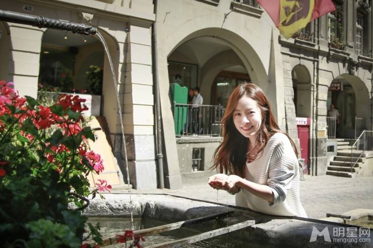 韩国清纯女星韩志旼甜美户外照