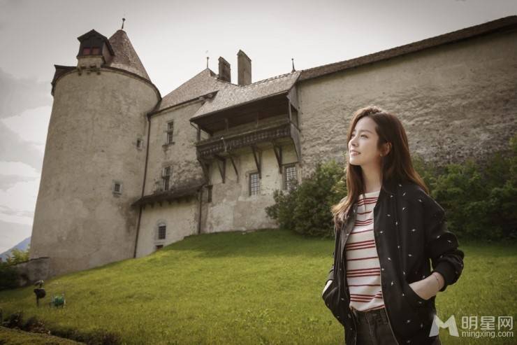 韩国清纯女星韩志旼甜美户外照