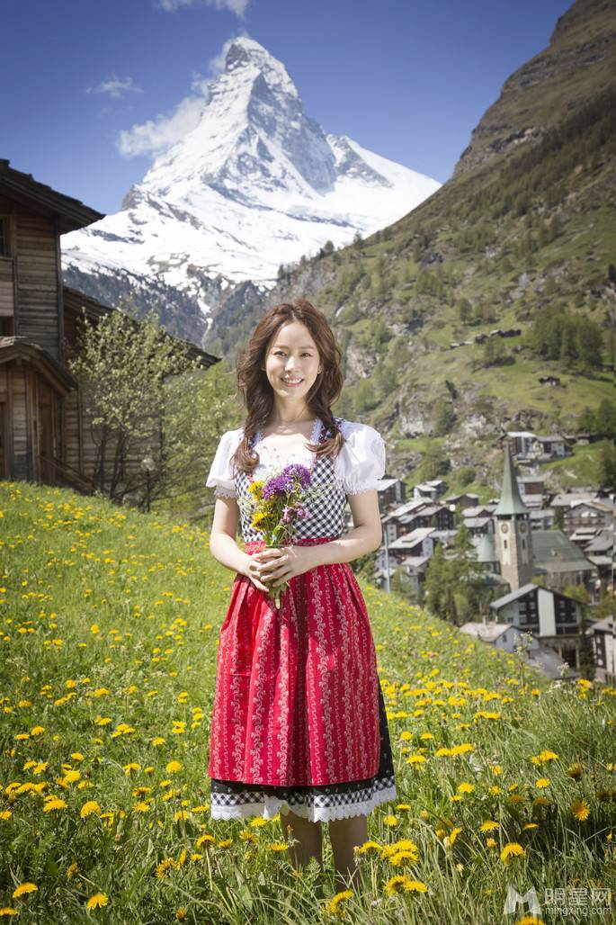 韩国清纯女星韩志旼甜美户外照