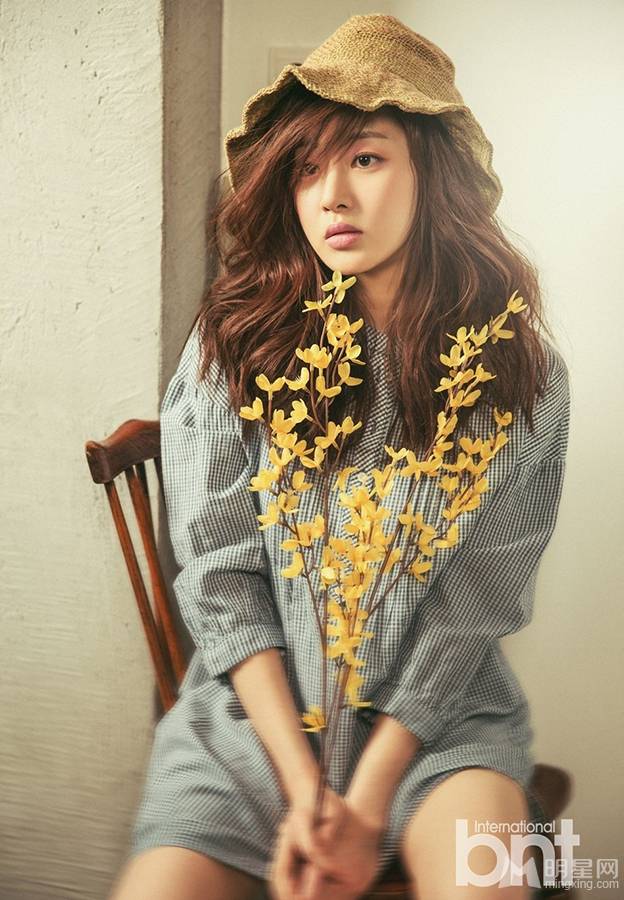 女神姜素拉演绎忧郁惹人怜写真照