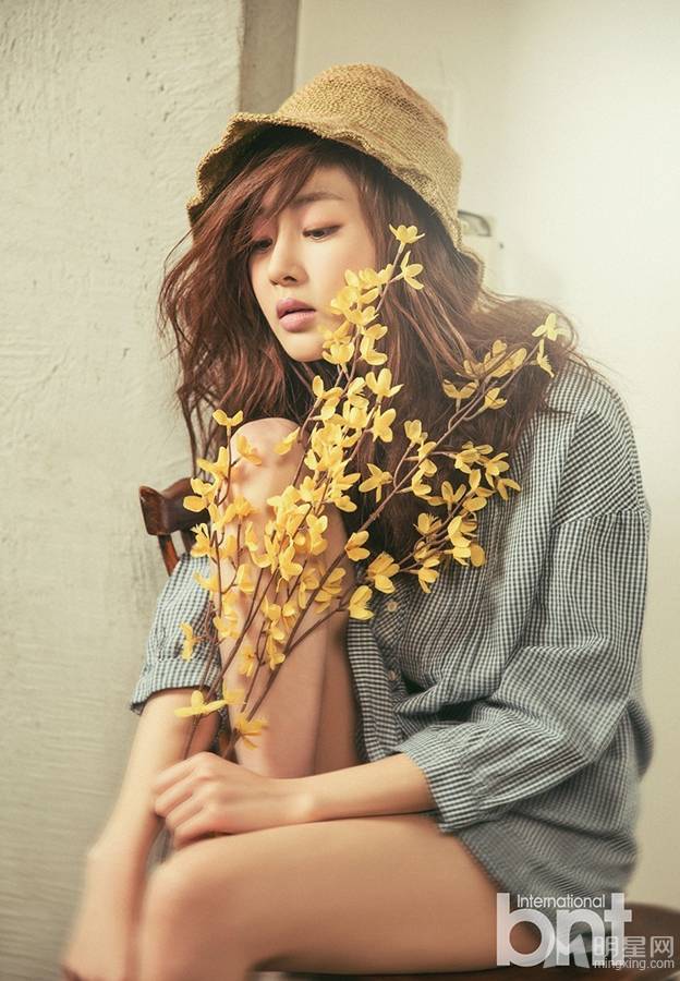 女神姜素拉演绎忧郁惹人怜写真照