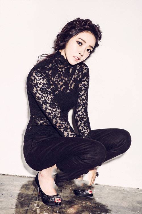 韩国女明星裴涩琪黑色蕾丝惊艳全场