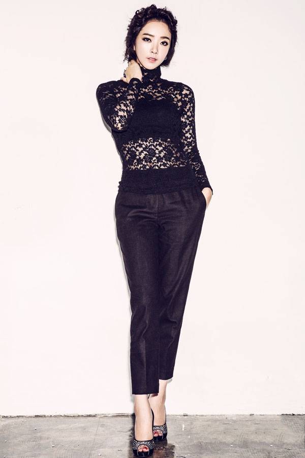 韩国女明星裴涩琪黑色蕾丝惊艳全场