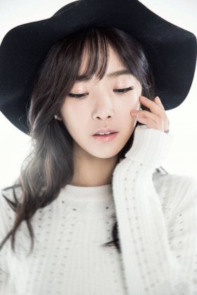 裴涩琪白衣楚楚动人写真照