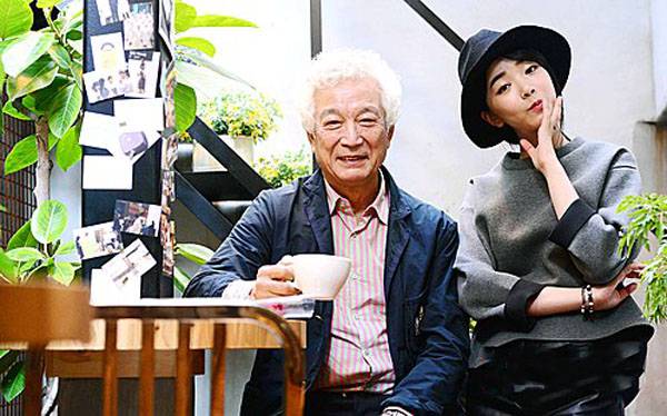 裴涩琪时尚装扮露自信笑容靓照