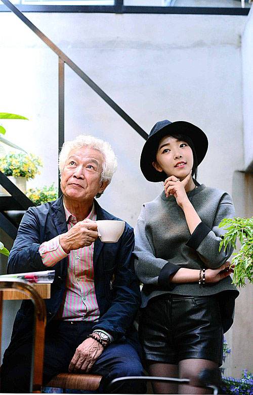 裴涩琪时尚装扮露自信笑容靓照