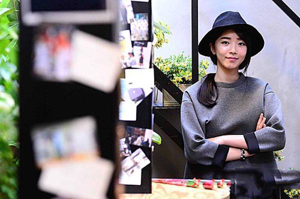 裴涩琪时尚装扮露自信笑容靓照