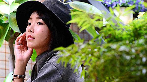 裴涩琪时尚装扮露自信笑容靓照