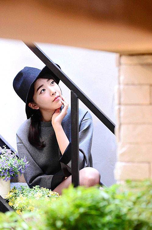 裴涩琪时尚装扮露自信笑容靓照