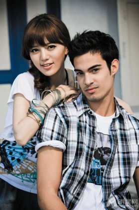 阿兰与外籍男模甜蜜亮相组图