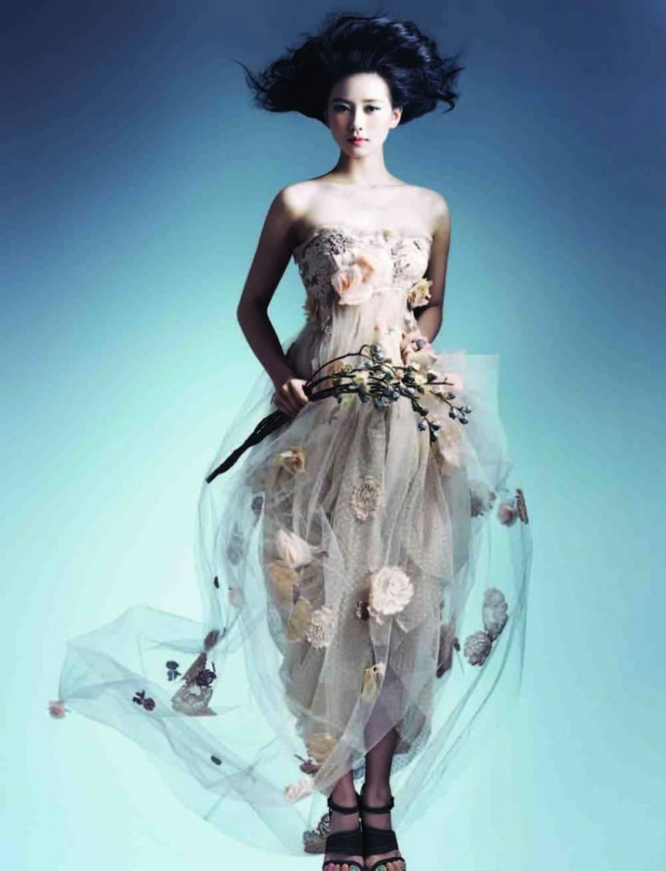 古典美女刘诗诗化身时尚清丽花朵