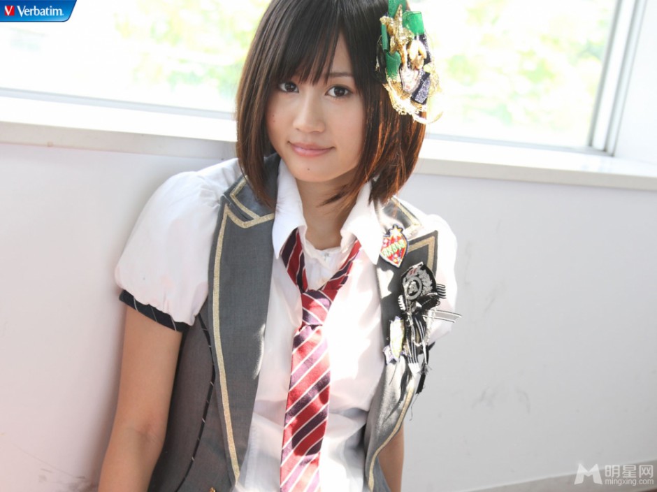 前田敦子明媚动人校服写真