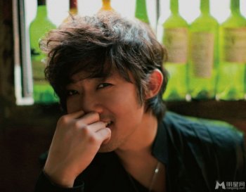 安在旭黑白风格写真 尽显熟男魅力