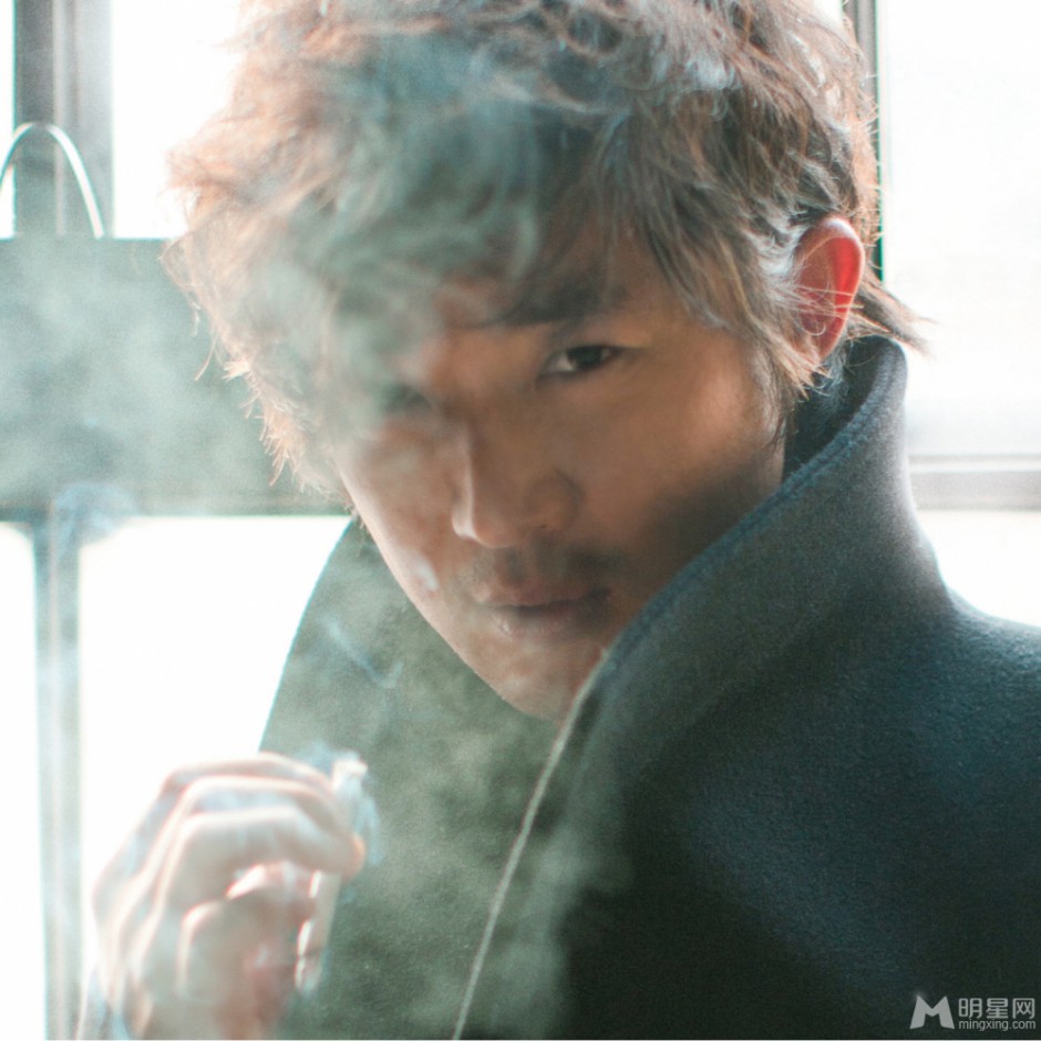 安在旭黑白风格写真 尽显熟男魅力