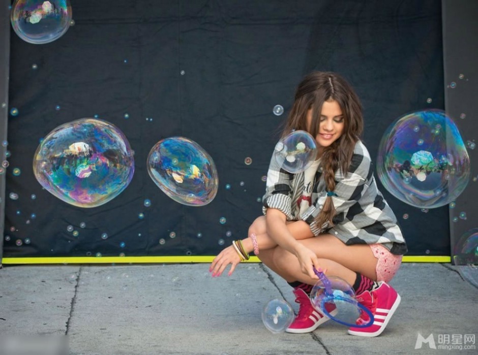 赛琳娜·戈麦斯热裤大秀美腿户外照