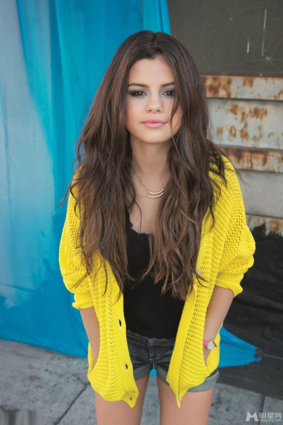 赛琳娜·戈麦斯热裤大秀美腿户外照