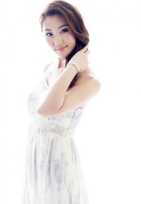 知名主持人张雪倩优雅知性艺术照