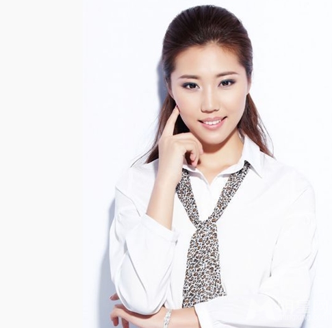 知名主持人张雪倩优雅知性艺术照