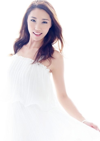 知名主持人张雪倩优雅知性艺术照