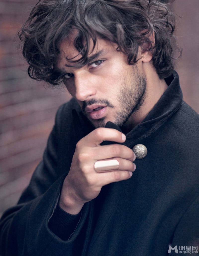 巴西混血超模马龙.泰谢拉成熟帅气照