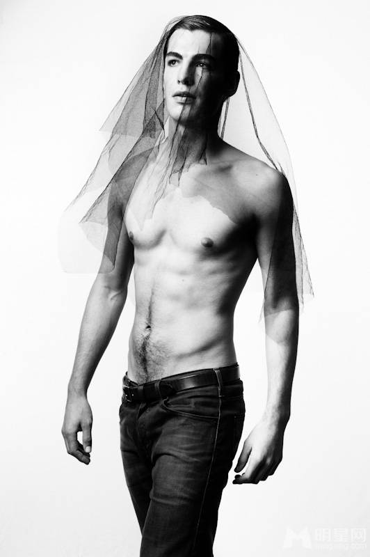 外国男模复古魅惑黑白写真