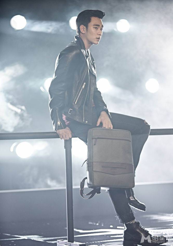 Angelababy露甜美笑容与韩国男模拍摄广告