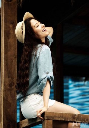 女明星潘辰被海豚亲吻高清图片