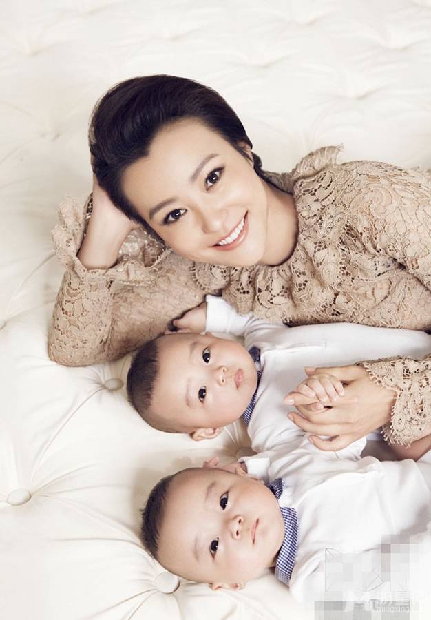 辣妈郝蕾携可爱双胞胎儿子拍摄有爱亲子照