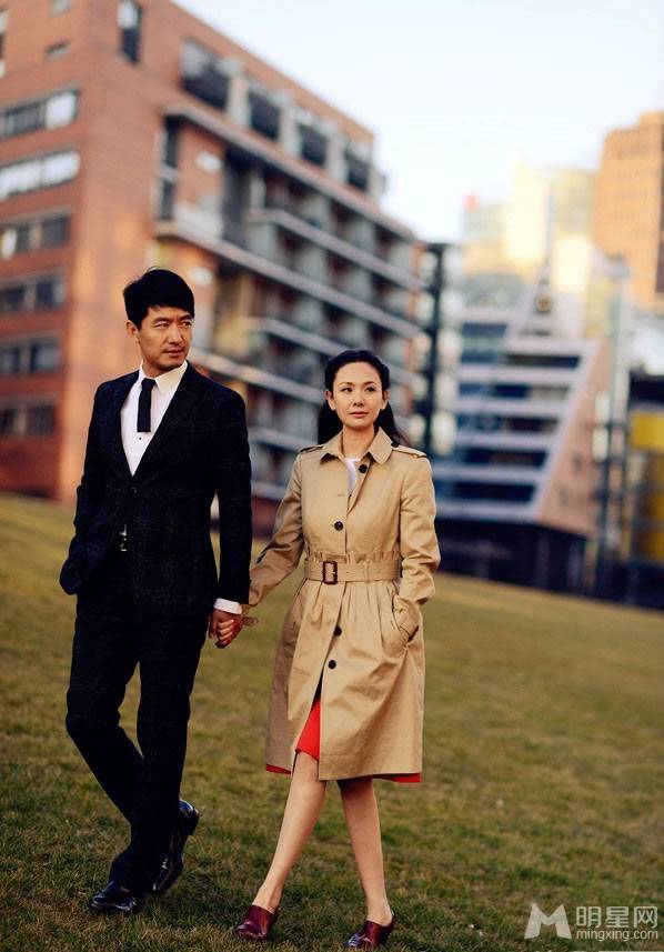 郭晓东程莉莎夫妇街头甜蜜牵手秀幸福