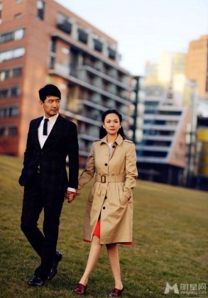 郭晓东程莉莎夫妇街头甜蜜牵手秀幸福