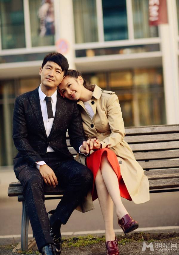 郭晓东程莉莎夫妇街头甜蜜牵手秀幸福