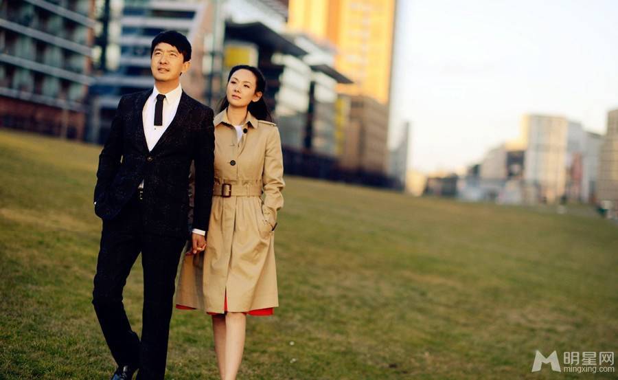 郭晓东程莉莎夫妇街头甜蜜牵手秀幸福