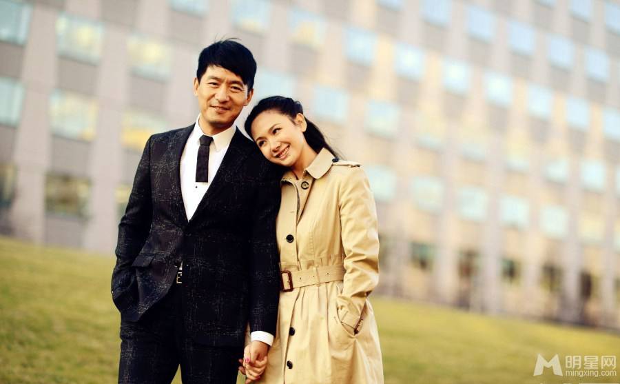 郭晓东程莉莎夫妇街头甜蜜牵手秀幸福