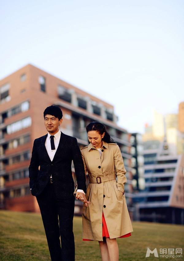 郭晓东程莉莎夫妇街头甜蜜牵手秀幸福