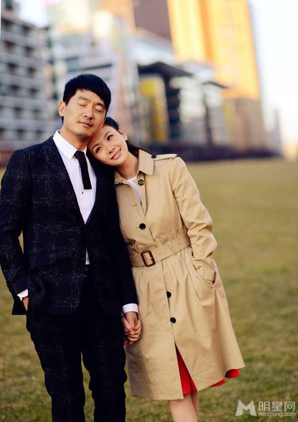 郭晓东程莉莎夫妇街头甜蜜牵手秀幸福