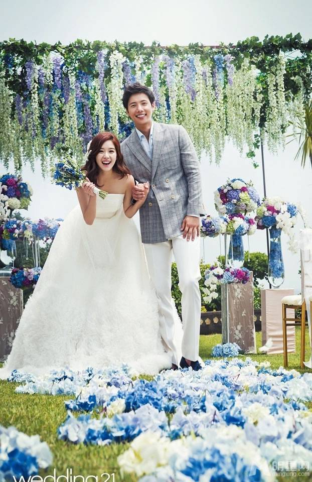 李尚禹牵手阚清子演绎浪漫唯美婚纱写真