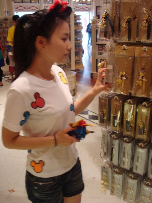 节目主持人吴昕自然清新生活照