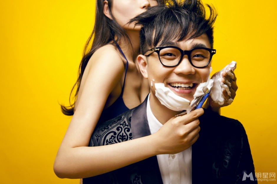 性感与清纯兼并的美女比基尼女郎上演激情诱惑分享