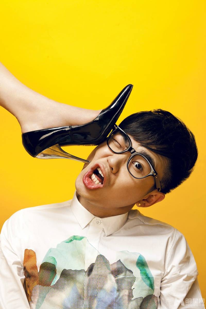 性感与清纯兼并的美女比基尼女郎上演激情诱惑分享