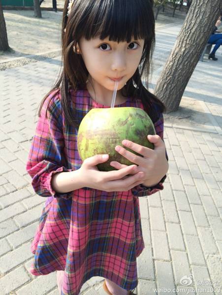 00后童星纪姿含时尚甜美生活照