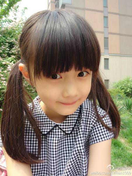 00后童星纪姿含时尚甜美生活照