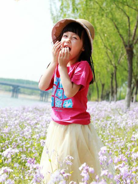 可爱小萝莉夏日户外甜美写真