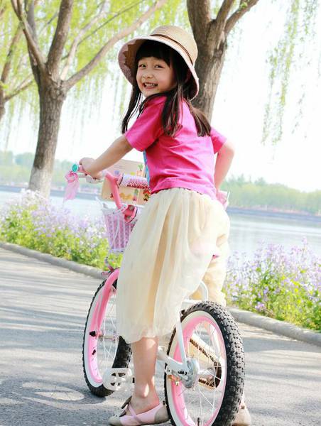 可爱小萝莉夏日户外甜美写真