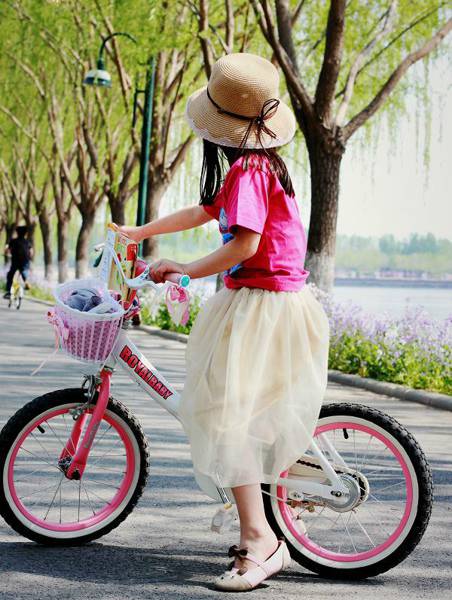 可爱小萝莉夏日户外甜美写真