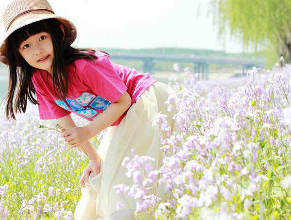 可爱小萝莉夏日户外甜美写真