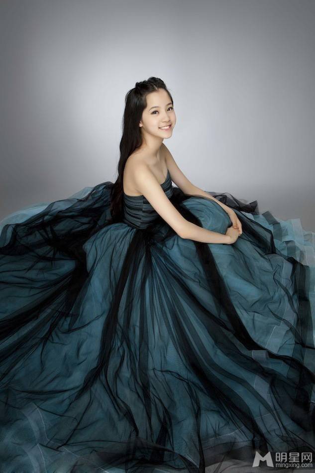 大提琴演奏家欧阳娜娜甜美娇俏写真