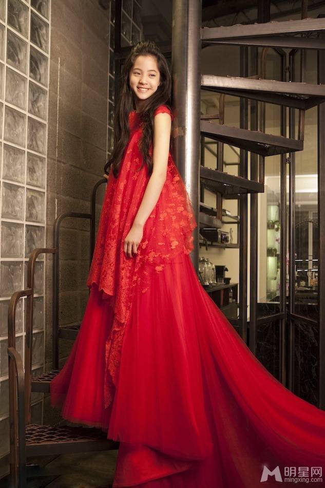 大提琴演奏家欧阳娜娜甜美娇俏写真