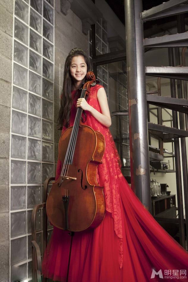 大提琴演奏家欧阳娜娜甜美娇俏写真