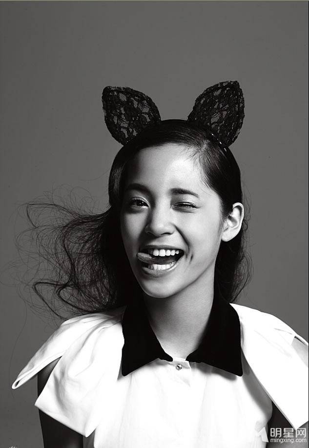 欧阳娜娜可爱搞怪黑白写真